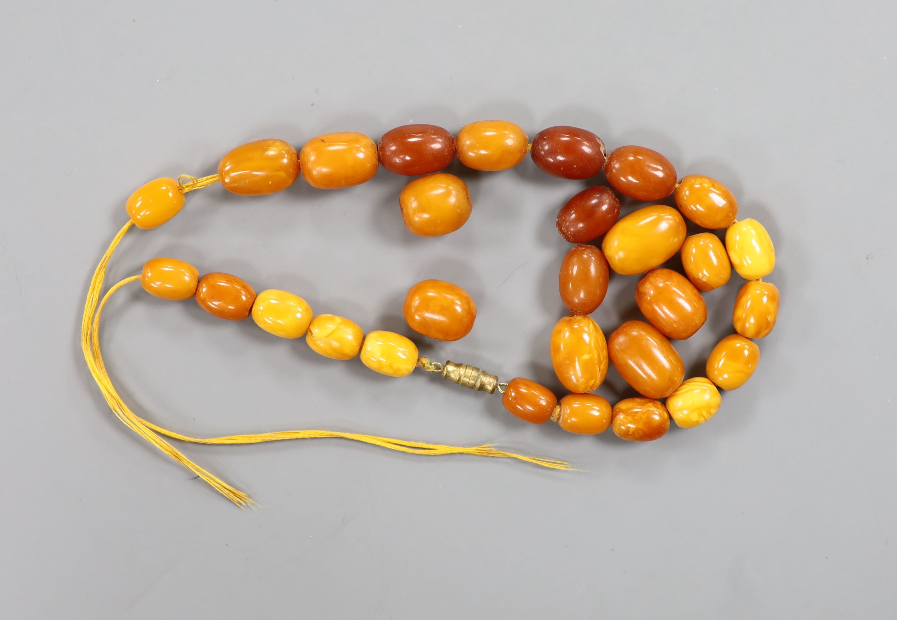 A single strand graduated oval amber bead necklace, 47cm, gross weight 33 grams.